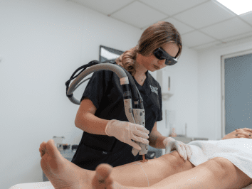 Praticienne réalisant l’épilation laser | NY Center