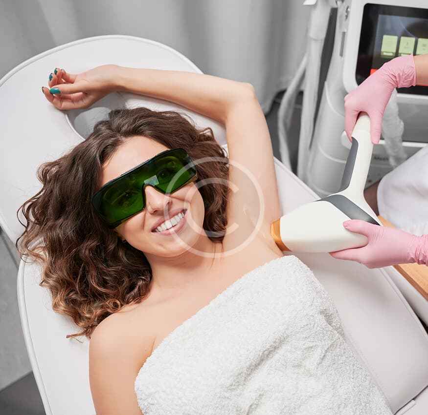 Femme recevant une épilation laser des aisselles