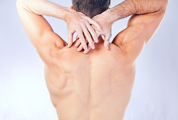 Homme touchant son dos musclé