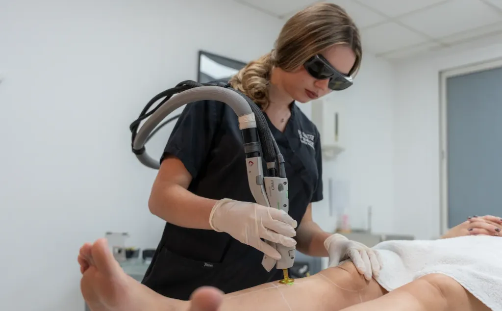 Technicienne préparant un équipement laser