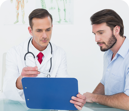 Médecin expliquant un rapport médical au patient