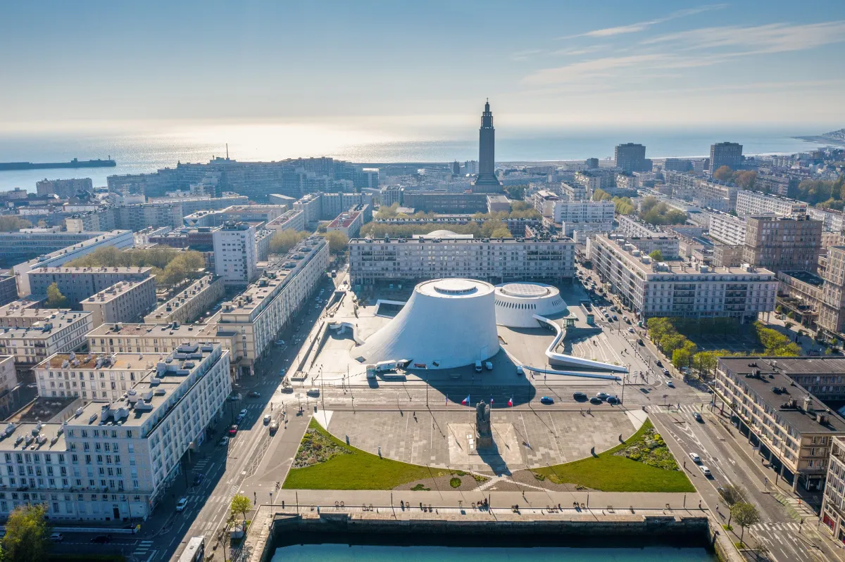 Vue panoramique d’une ville moderne en Normandie