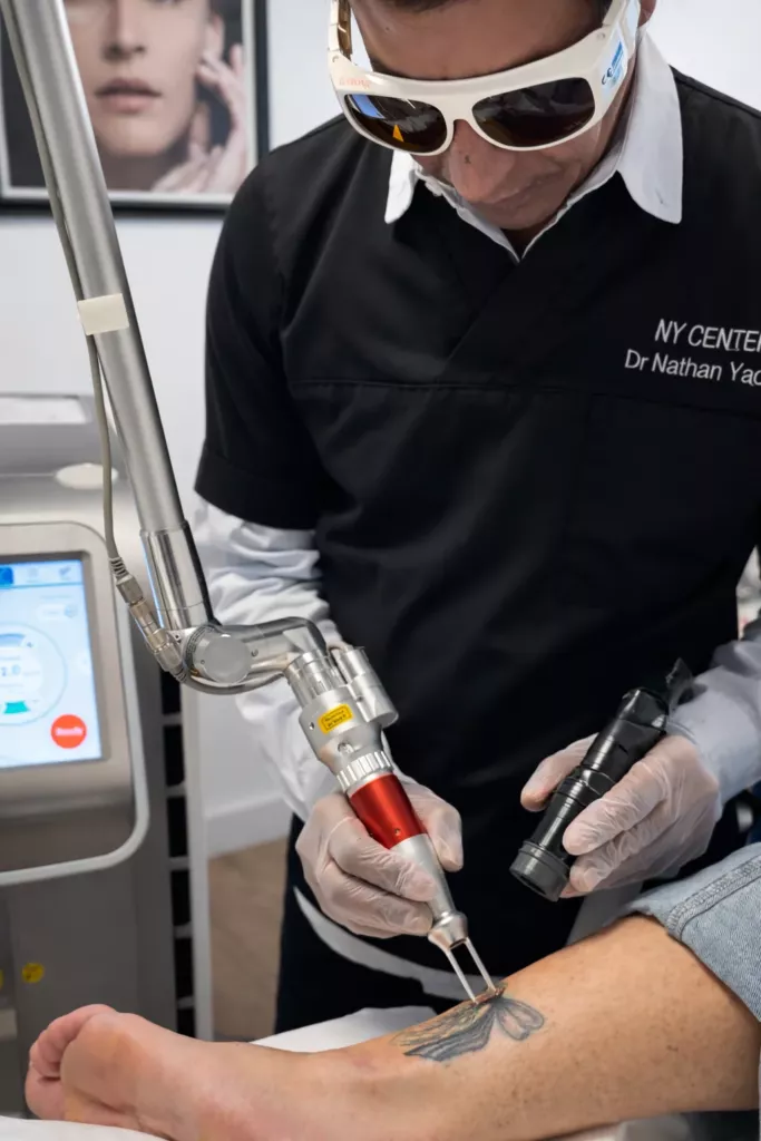 Manipulation d’un appareil laser en clinique esthétique