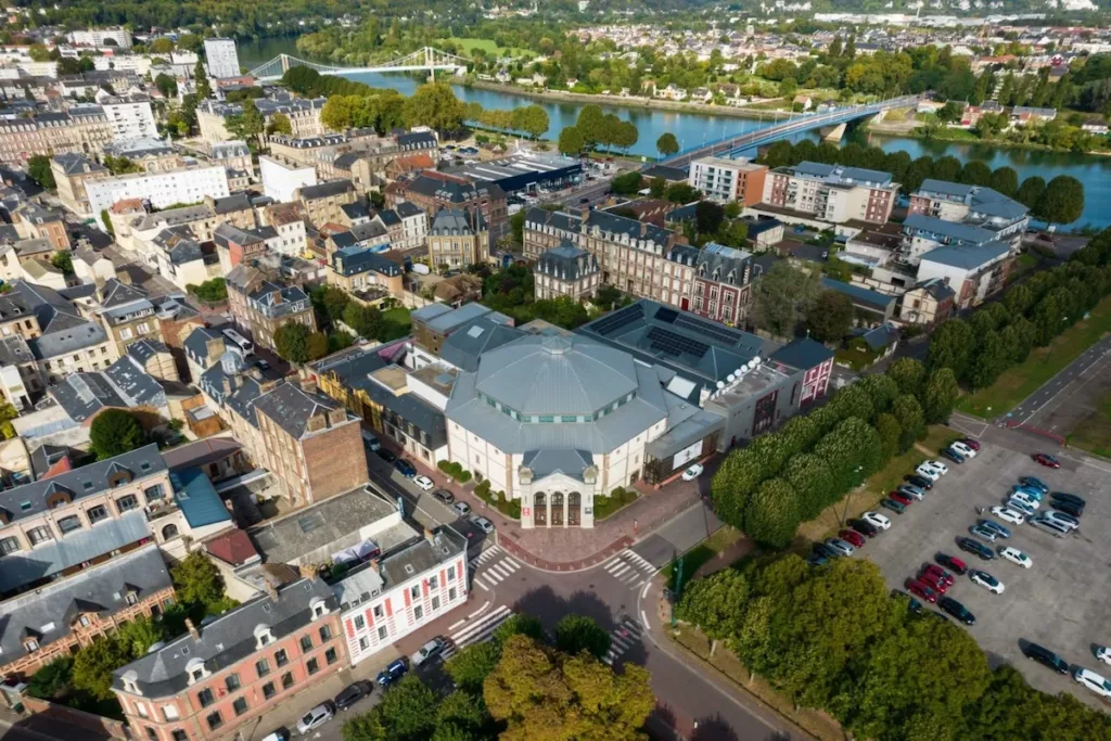 Vue aérienne d’un centre-ville avec rivière