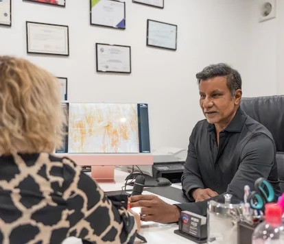 Le DR Nathan Yadun conseille une patiente | NY Center