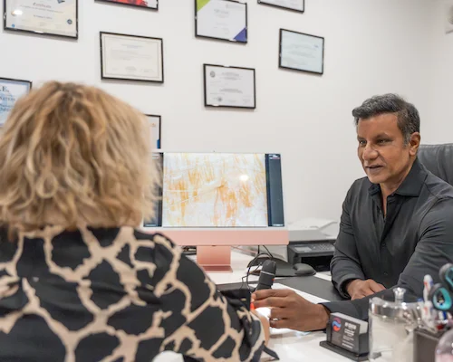 Le DR Nathan Yadun conseille une patiente | NY Center