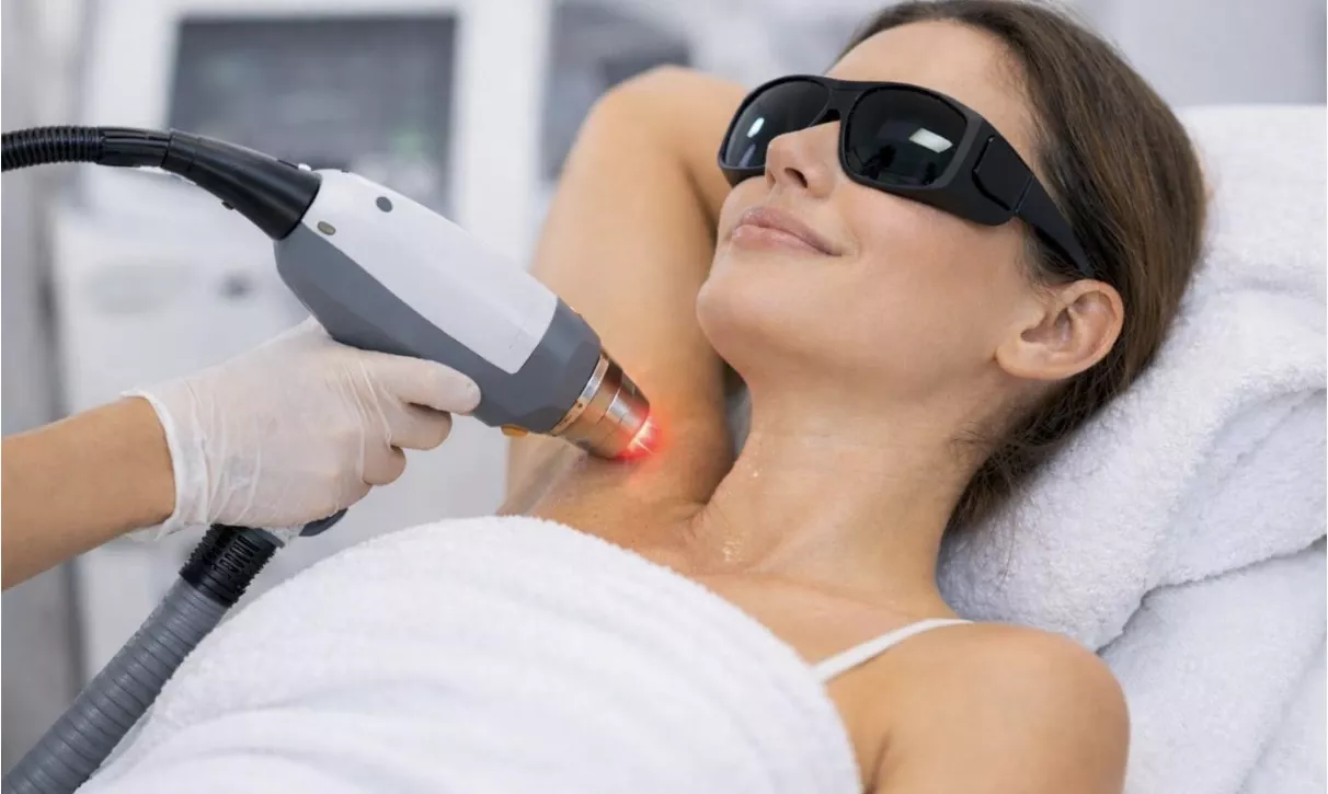 Qu’est-ce que l’épilation laser : fonctionnement, procédure, avantages, coût et résultats (Guide 2026)